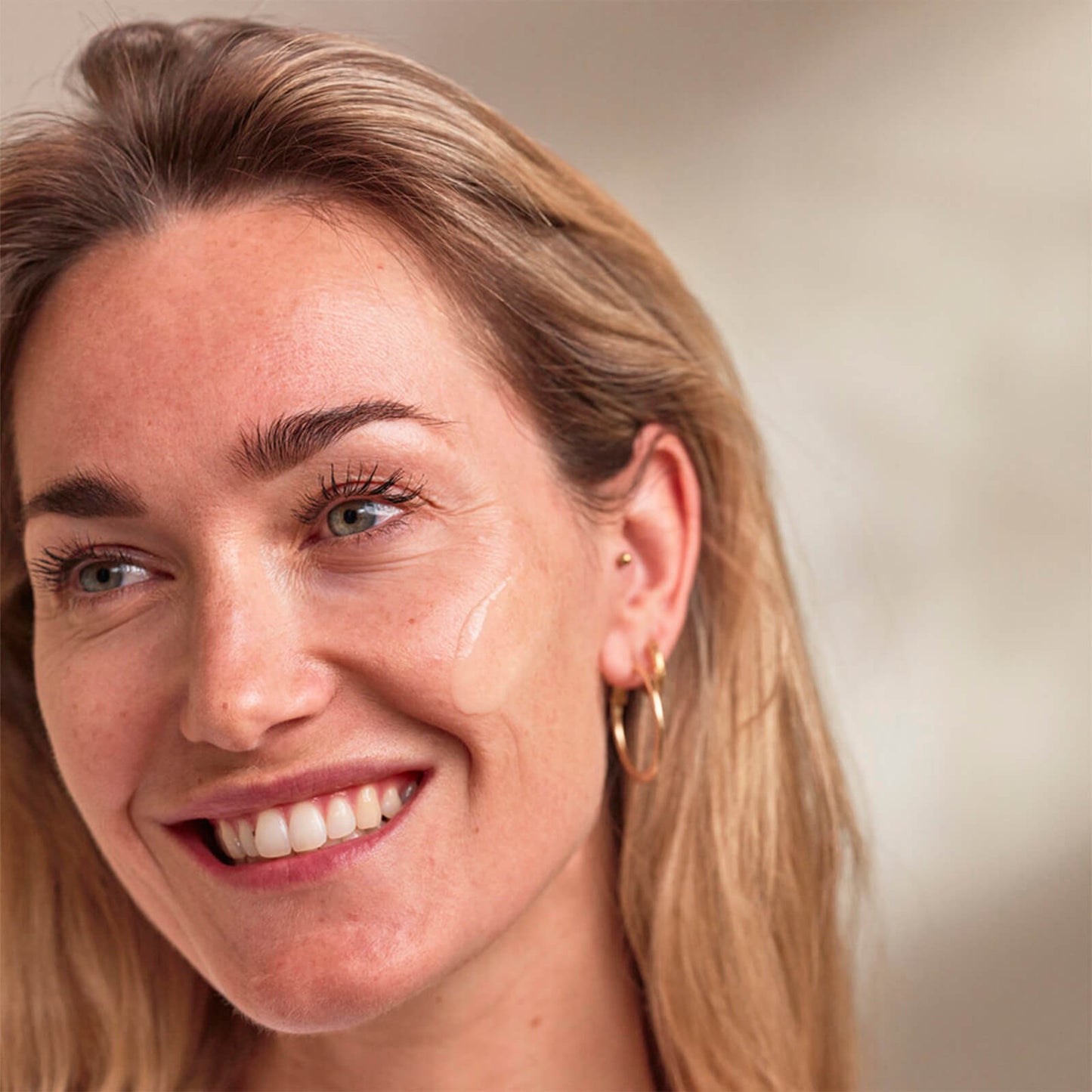 ERBORIAN Mélangez 1 à 4 gouttes avec votre crème de jour ou utilisez la Crème Illuminatrice Sun Perfect SPF50. Plus vous utilisez de gouttes, plus la couleur est intense Lavez-vous les mains après application.